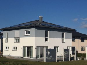 Warum Ost-/West-Dächer bei Photovoltaik im Vorteil sein können - Experts4Energy